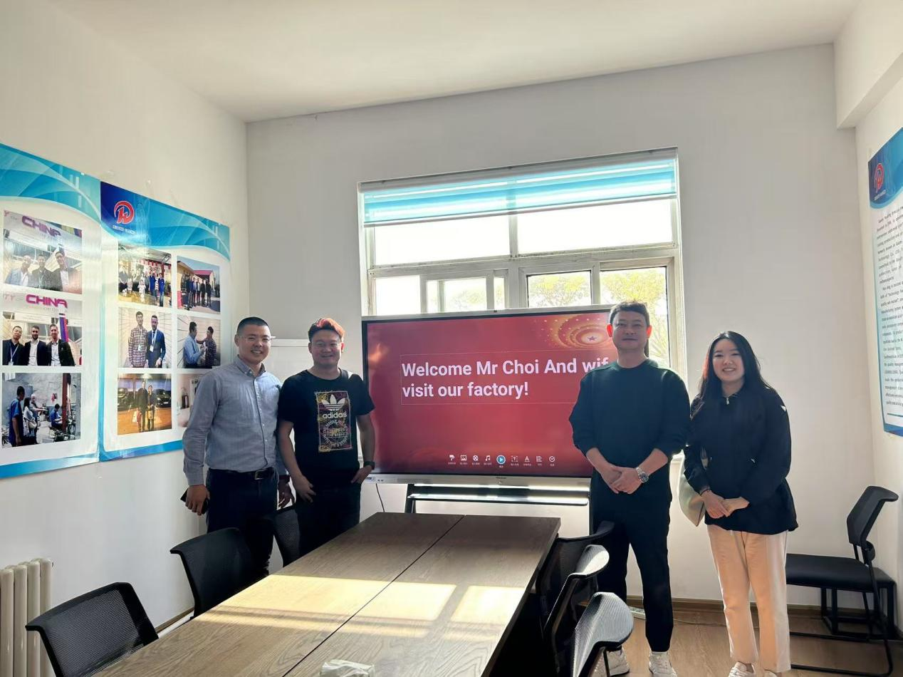 Khách hàng Hàn Quốc ghé thăm nhà máy của chúng tôi