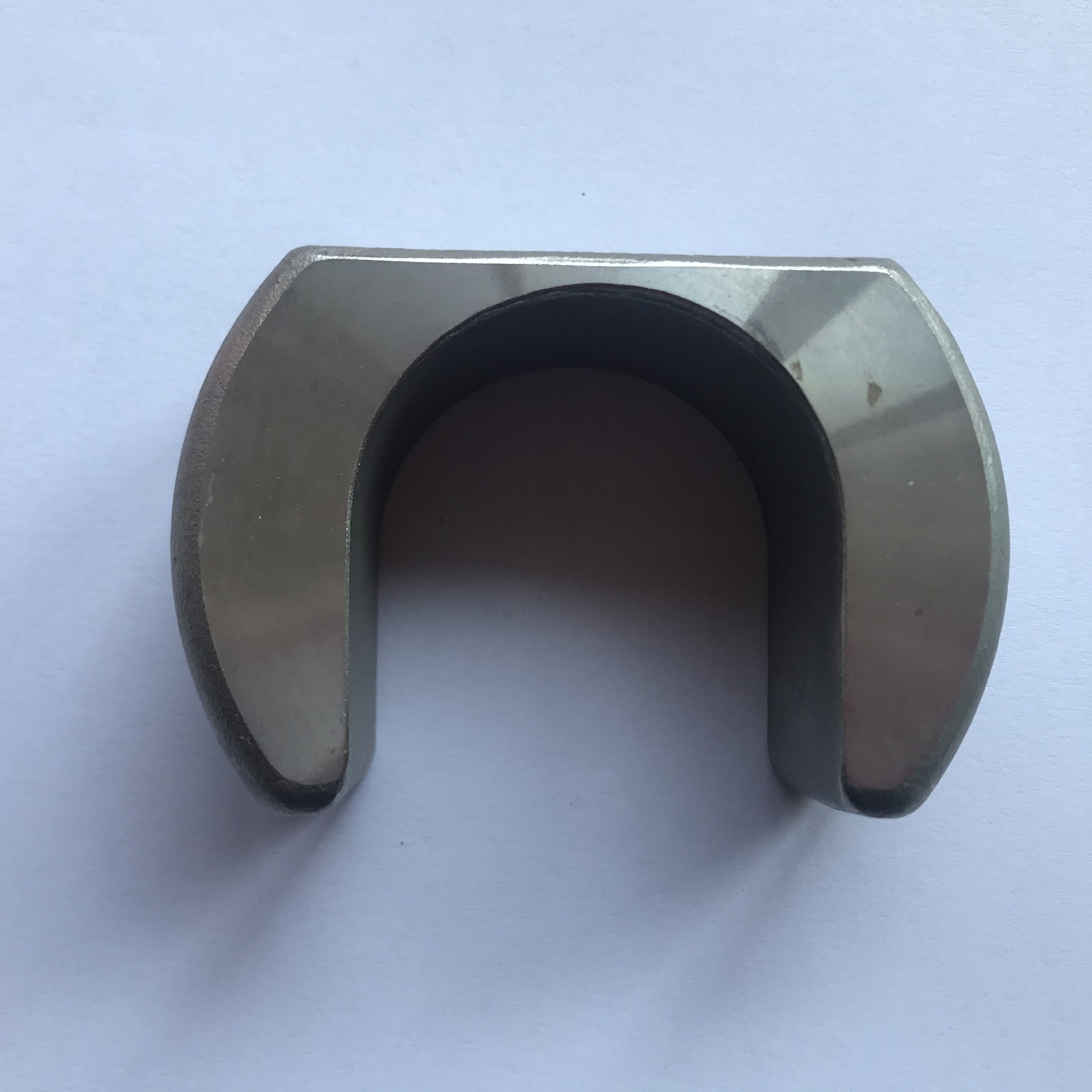 Nguyên nhân gây ra hiện tượng tách lớp ở lớp vỏ làm bằng cát thủy tinh trong quá trình đúc khuôn đầu tư là gì?