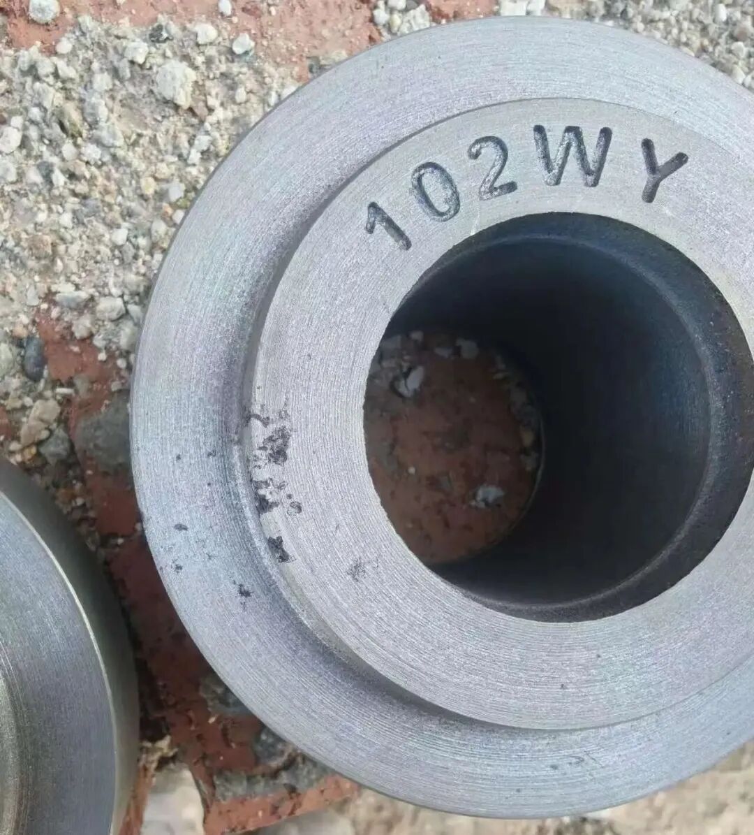 Các đặc điểm của khuyết tật xả cát trong quá trình sản xuất các bộ phận bằng gang xám sử dụng cát xanh là gì? Sự khác biệt giữa khuyết tật mắt xỉ là gì?