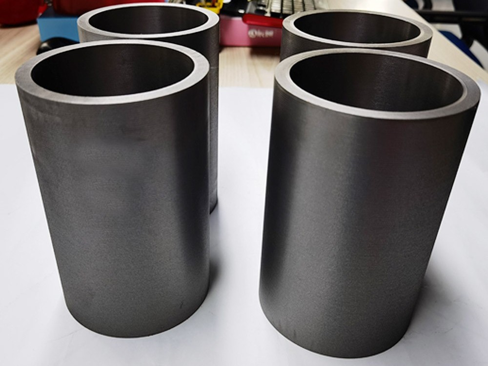 Ảnh hưởng của silicon cao hay thấp đến hiệu suất gia công cơ học của gang xám 200 là gì?