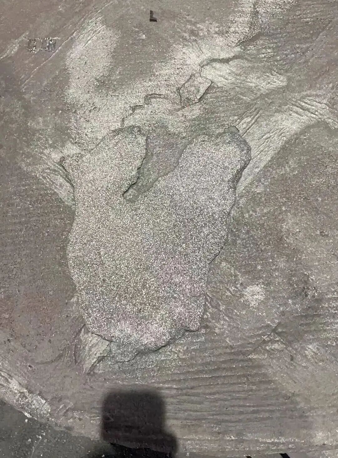 Làm thế nào có thể giải quyết các khuyết tật như mụn cát trên bề mặt trên của các bộ phận bằng gang xám do đúc cát nhựa tạo ra?